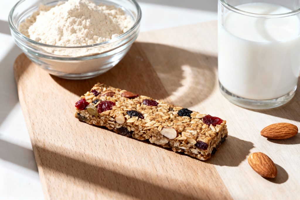 Ingredienti naturali e barretta proteica con siero di capra